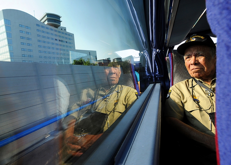 85-летний ветеран Второй мировой войны из Толедо, штат Огайо, смотрит в окно во время поездки на поезде в пригороде Гааги. Он – один из участников десантирования союзников в Голландии 17 сентября 1944. Ветераны тех событий прибыли в Нидерланды на 65-летие Голландской операции союзных войск Маркет Гарден.