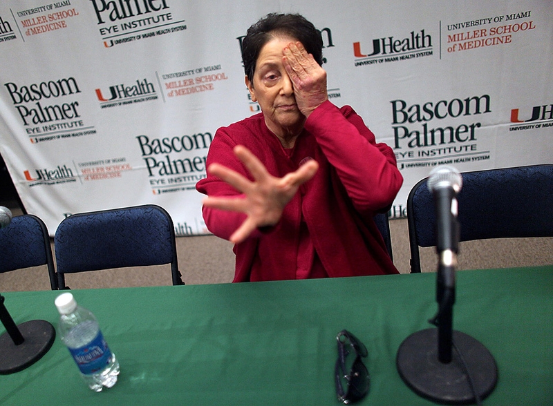 60-летняя Шаррон Кей Торнтон рассказывает журналистам в Майами о том, как ей восстановили зрение. Хирурги из института Баском Палмер восстановили зрение женщины с помощью искусственного хрусталика, закрепленного на пересаженном в глаз зубе. Теперь зрение Шаррон составляет 20/70 после того, как в течение девяти лет она оставалась слепой. «Я с нетерпением жду своей первой встречи с самым маленьким из моих семи внуков, - сказала Торнтон