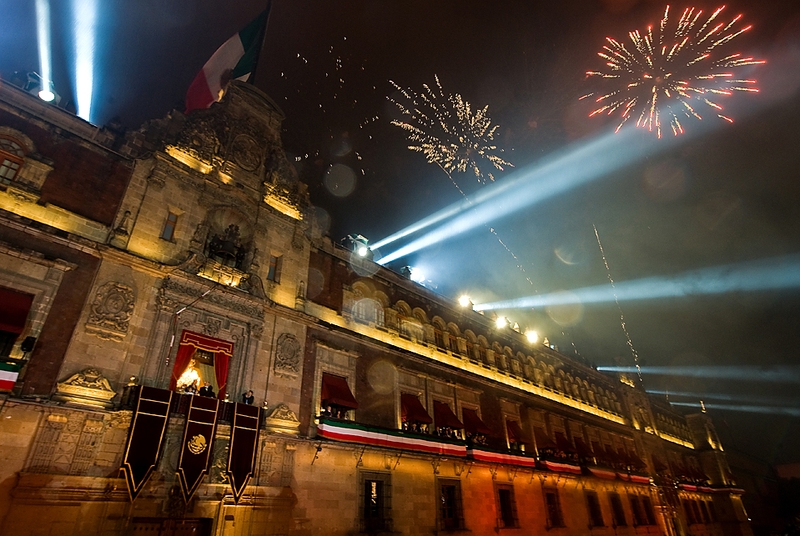 Фейерверк освещает небо над Национальным дворцом на площади Сокало во время празднования Дня независимости Мексики в Мехико. 