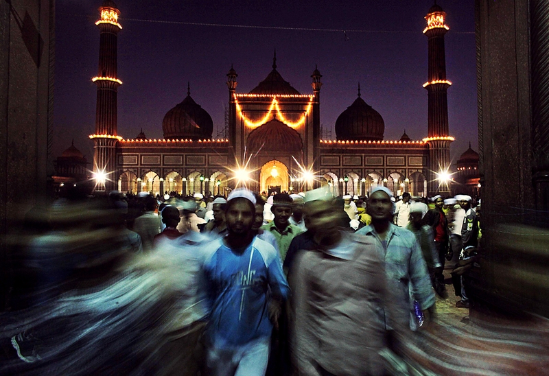 Мусульмане во время вечерней молитвы в священный месяц поста Рамадан в мечети Джама Масджид в Дели. 
