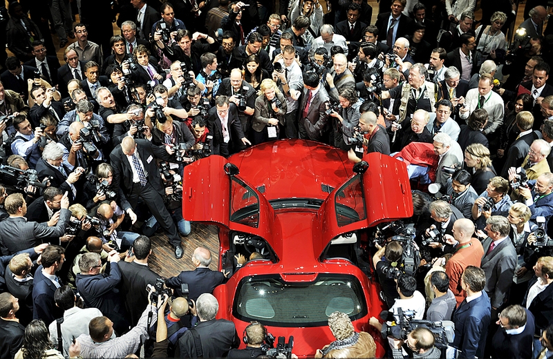 Журналисты окружили генерального директора германского автомобилестроительного концерна Daimler Дитер Цетше, в то время, как он представляет Mercedes-Benz SLS AMG на Франкфуртском Международном Автосалоне во вторник.