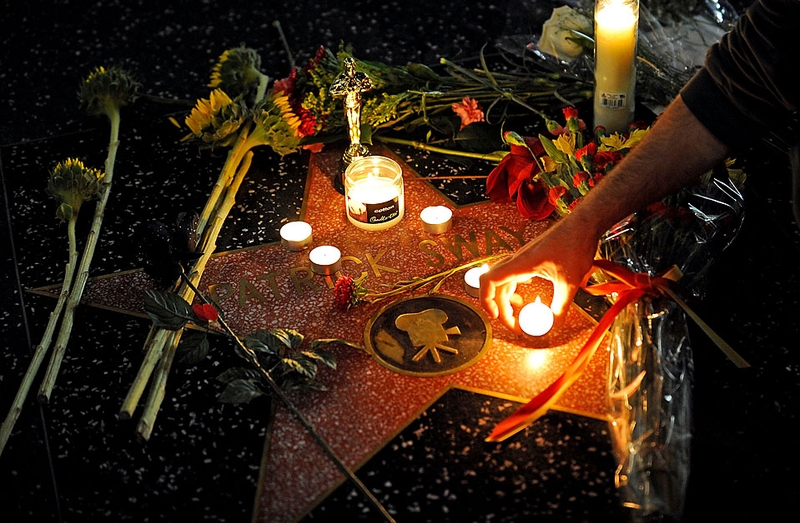 Фанаты возлагают цветы и свечи на звезду голливудского актера Патрика Суэйзи на Аллее Славы в Лос-Анджелесе. Патрик умер в понедельник, 14 сентября в возрасте 57 лет после полуторогодовалой борьбы с раком поджелудочной железы. Он добился славы благодаря съемкам в таких фильмах, как 
