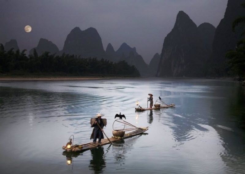 2. Волшебный вечер на реке Ли в китайской провинции Гуаньси, где рыбаки ловят рыбу со специально обученными птицами. (Lonely Planet's 100 Million Competition / Alastair Swan)