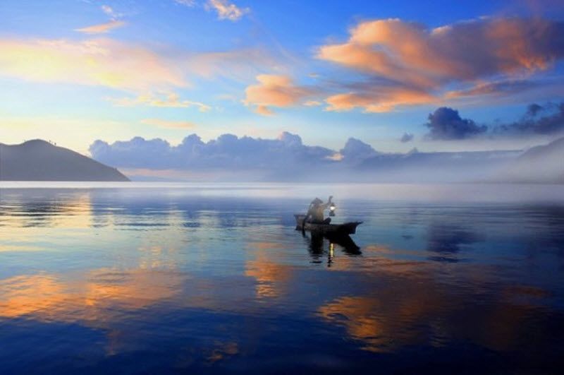 6. Рыбак приступает к своей утренней работе на озере Тоба - в крупнейшем вулканическом озере Индонезии. (Lonely Planet's 100 Million Competition / Hariadi)