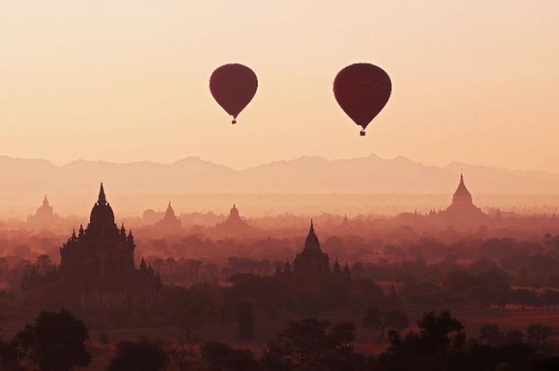 11. Воздушные шары летят по утреннему небу над Баганом, Бурма. (Lonely Planet’s 100 Million Competition / AngSai Win Naing Lin)