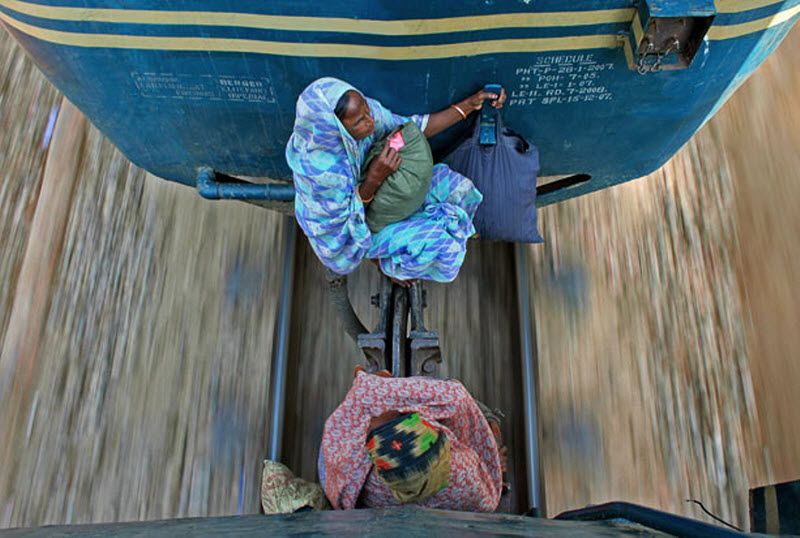 15. Женщины прячутся от инспекторов между вагонами поезда, едущего в Читтагонг, Бангладеш. (Lonely Planet's 100 Million Competition / Wahid Adnan)