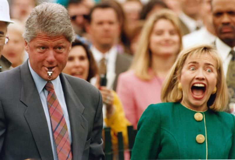 Билл и Хилари Клинтон  Первая леди США, Хилари Клинтон, начинает неожиданно громко смеяться во время «охоты за пасхальным яйцом» в Белом Доме, 12 апреля 1993 года, которая проводится на следующий день после Пасхи, в то время как ее муж Билл Клинтон управлял процессом с помощью свистка.