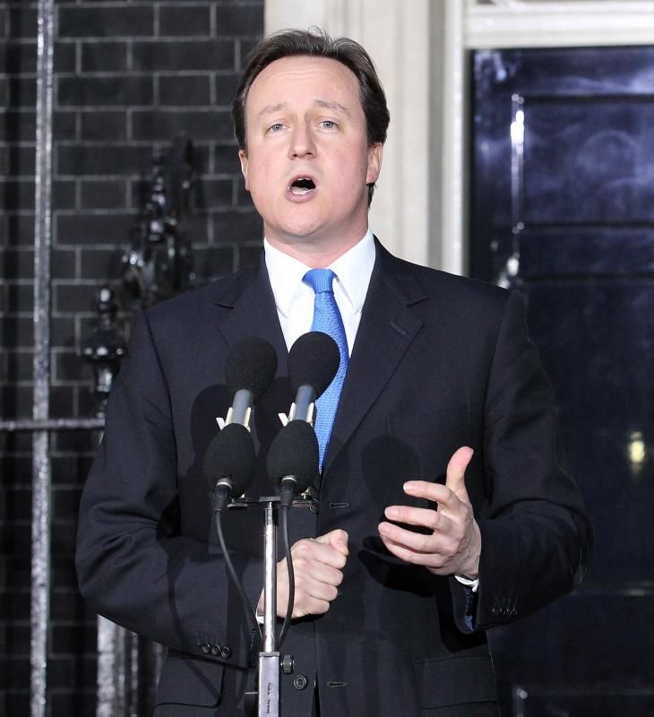 Девид Кемерон  Речь Девида Кемерона на крыльце Даунинг стрит 10, после вступления в должность премьер министра Великобритании в связи с отставкой Гордона Брауна, вечер 10 мая 2010 года, Лондон. Консерваторы будут управлять государством в коалиции с либеральными демократами.