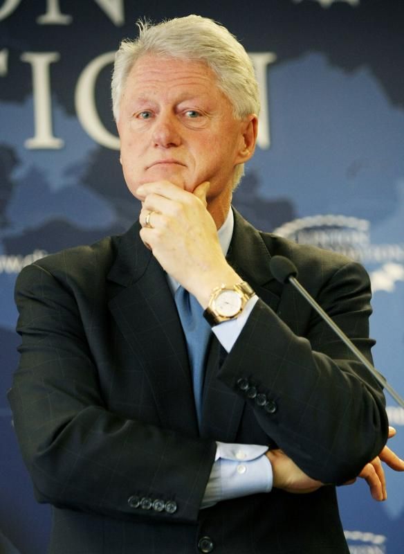Билл Клинтон позирует фотокорреспондентам во время ежегодного обеда, посвященного вручению премий Атлантического Совета США Вашингтон, 28 апреля 2010 года. 