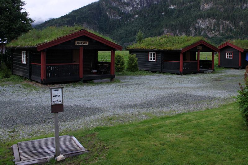 Крыши в Норвегии издавна покрывают дёрном, что обеспечивает отличную защиту от морозов и ветров.