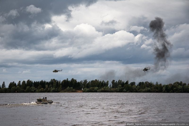 В этом месте Волга очень широкая, примерно 1 км. На другом берегу вовсю взрывались бомбы.