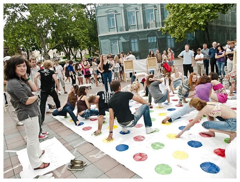 Крупнейшая игра в Twister на Украине (57 фото)