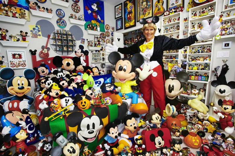 Джанет Эстевес (из США) собрала самую большую коллекцию предметов  с Микки Маусом – в ней 2760 различных вещей – на момент 11 декабря 2008 года. Коллекция собиралась с 1960 года. (Paul Michael Hughes / Guinness World Record