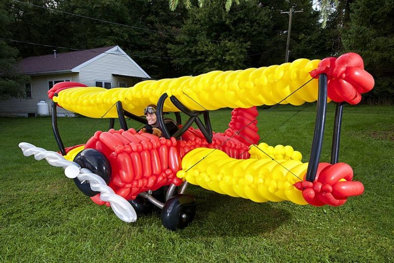 Джон Кэссиди создал самую большую модель самолета из воздушных шариков. (Richard Bradbury / Guinness World Records)