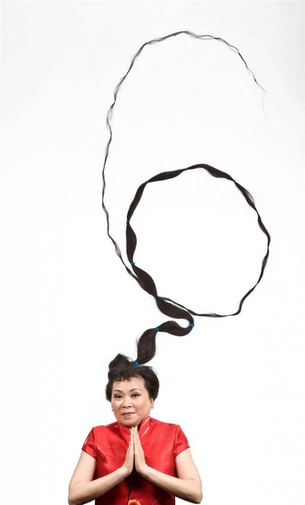 Самые длинные волосы – 5627 мм - принадлежат китаянке Си Ципинг. Их измерили 8 мая 2004 года. Она отращивает волосы с 1973 года, в котором ей исполнилось 13 лет. (John Wright / Guinness World Records)