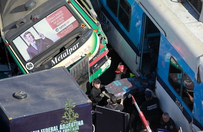 В Аргентине столкнулся поезд с автобусом (9 фото)
