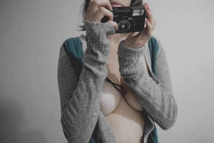 Сексуальные девушки в уютных свитерах и кофточках (127 фото)