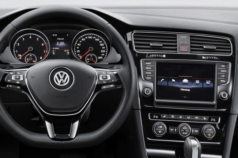 Компания Volkswagen представила новый Golf VII (79 фото+видео)