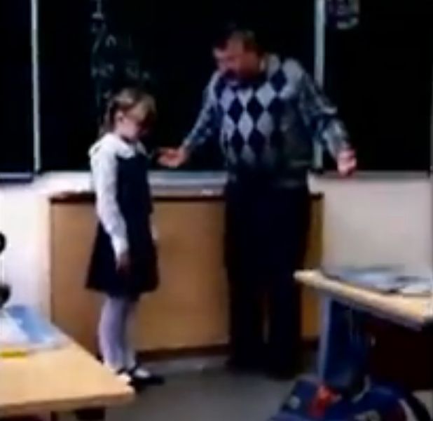 Строгий учитель отхватил от маленькой девочки (видео + гифка)