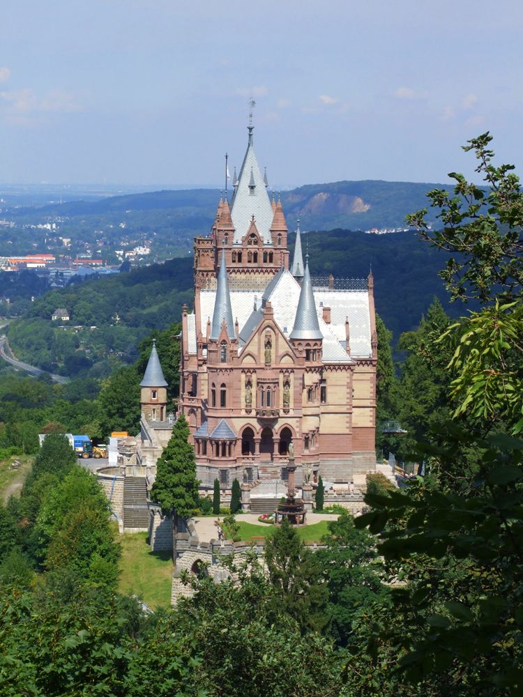 Необычный сказочный замок в Германии (20 фото)