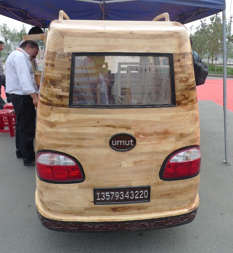 Китайская семья построила деревянный электрофургон (4 фото)