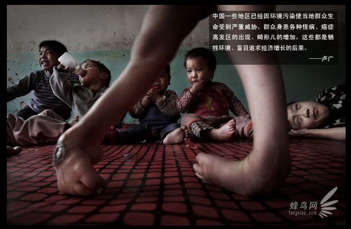 Провинция Шанкси - один из самых неблагополучных в экологическом плане территория в Китае. На нее же припадает наибольшее количество врожденных уродств. На фотографии фермерская семья, усыновившая 17 детей с врожденными дефектами: