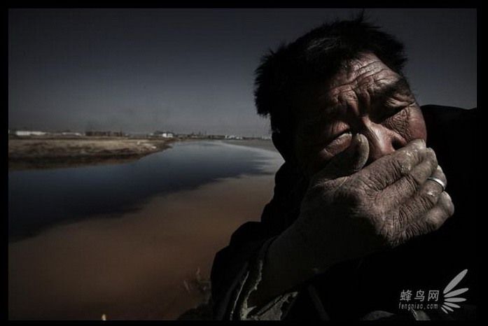 Пастух возле Желтой реки закрывает нос от смрада: