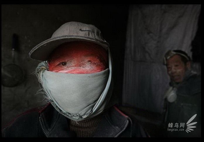 Крестьяне муж и жена, только что вернувшиеся в свою комнату после работы в известковой шахте. Промышленный район Хэйлунгуй Внутренней Монголии:
