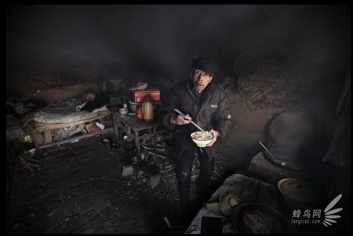 У его земляка Гао Ванчуна умерла жена от рака. Сейчас он живет в нищете.