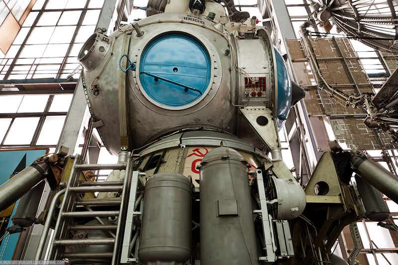 21. Вот из этого люка космонавт должен был вылезти на луну. Правда тут уже есть штатная лестница. Так что может про веревочную это байки.