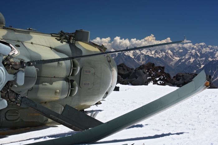 На склонах Эльбруса больше  2-х месяцев лежит упавший Ми-8 (11 фото)