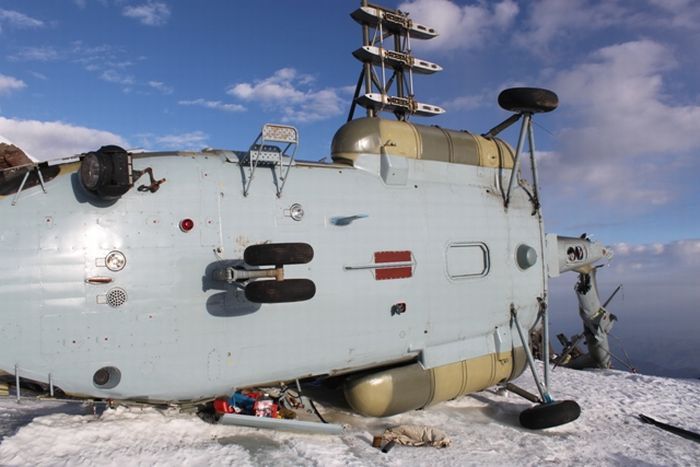 На склонах Эльбруса больше  2-х месяцев лежит упавший Ми-8 (11 фото)