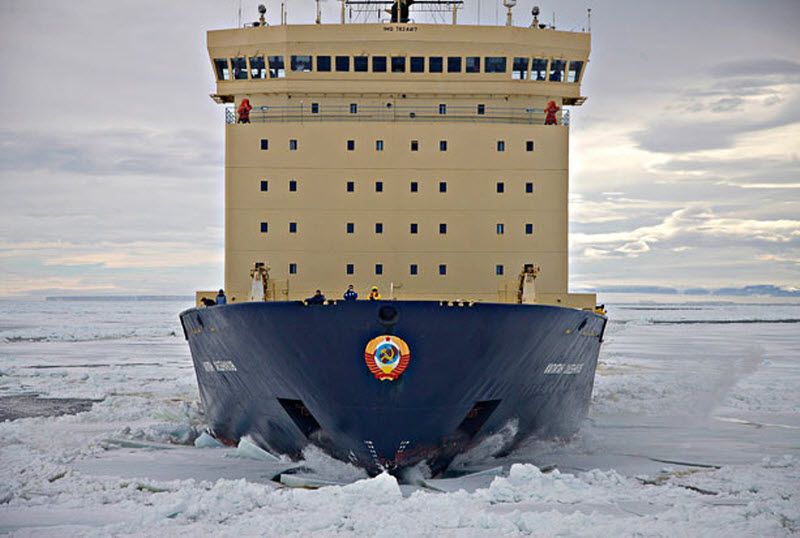 Ледокол «Капитан Хлебников» на льду в море Уэдделла. (PAL HERMANSEN / STEVEBLOOM.COM / BARCROFT MEDIA)