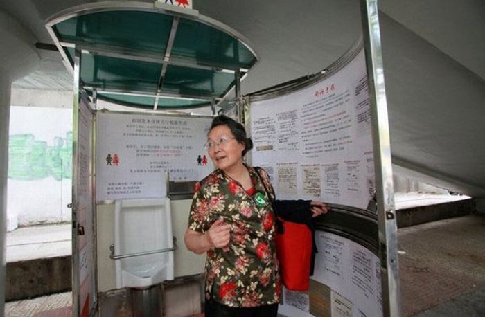 В Китае женские туалеты оборудовали мужскими писсуарами (6 фото)