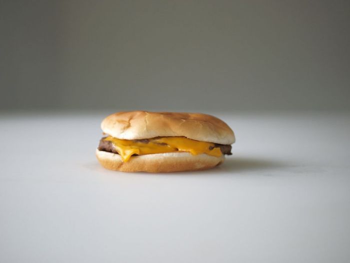 Двойной чизбургер из McDonald’s. (Jonathatn Blaustein/Zane Bennett Contemporary Art)