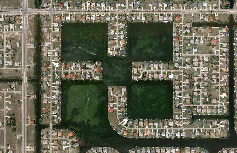 Катера плывут по каналам в северной части Кейп Корал, штат Флорида. (© Google)