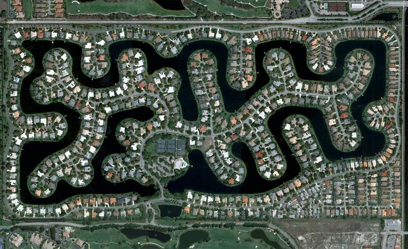 Район, застроенный вокруг искусственного озера в юго-восточной части Бонита Спрингс, штат Флорида. (© Google)