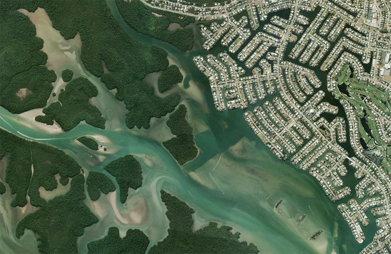 Каналы и дома недалеко от реки Биг Марко в Марко Айленд, штат Флорида. (© Google/USGS)