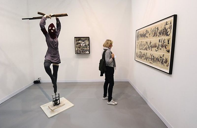 Женщина смотрит на произведение 36-летнего канадского художника Марселя Дзама.