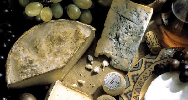 Легенда гласит о том, что французский сыр Рокфор появился случайно, когда пастух бросил свой завтрак в пещере, погнавшись за проходившей симпатичной девушкой. Через несколько месяцев он случайно обнаружил брошенный сыр, который к тому времени покрылся плесенью, но при этом  оказался вкусным.