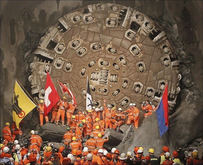 Планы прокладки 57-километрового "туннеля века" были разработаны четверть века назад, строительные работы продолжались десять лет. До сих пор на эти цели было израсходовано более семи миллиардов евро, в целом реализация проекта обойдется в 15 миллиардов евро. (REUTERS/Christian Hartmann)