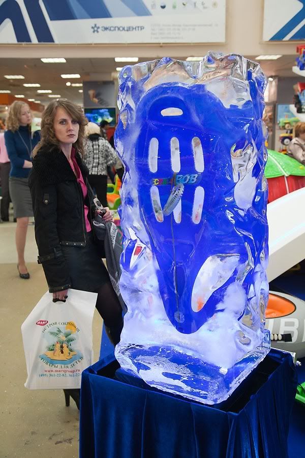 Некоторые компании уже готовятся к зиме, производитель представил большое количество детских саней. Для привлечения внимания посетителей, одну из них упаковали в глыбу льда.