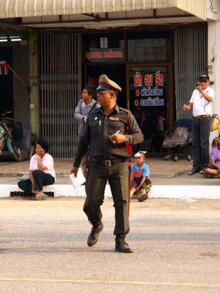 Полицейский без комплексов (3 фото)