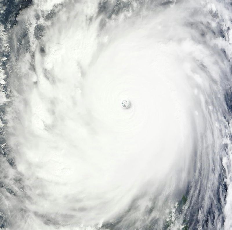 Снимок тайфуна Меги из космоса по состоянию на 2.30 (всемирное координированное время) 18 октября.