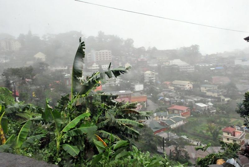 Прохождение тайфуна "Меги" пятой, самой высокой категории (по собственной филиппинской системе - "Хуан") по территории Филиппин началось с оползней в горных районах и огромных волн на побережье северо-востока страны. На фото: Сильный ливень на севере филиппинской столицы 18 октября.