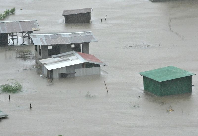 Вид сверху на затопленные дома в городе Багйо, который расположен в провинции Бенгет.