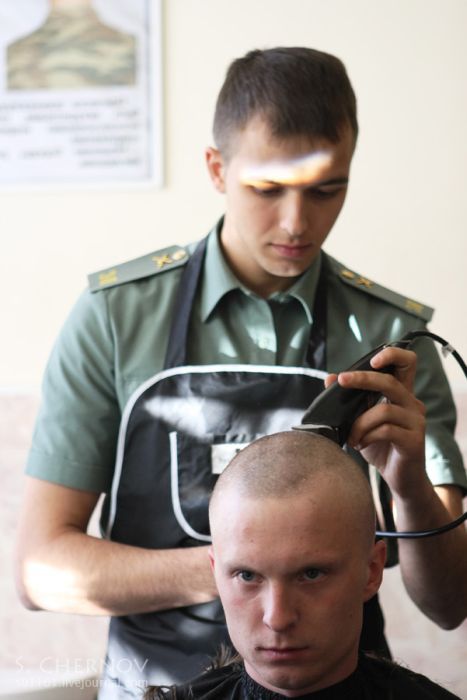 В армейской парикмахерской на выбор предложено три варианта стрижки, по почему то все выбирают самую простую.