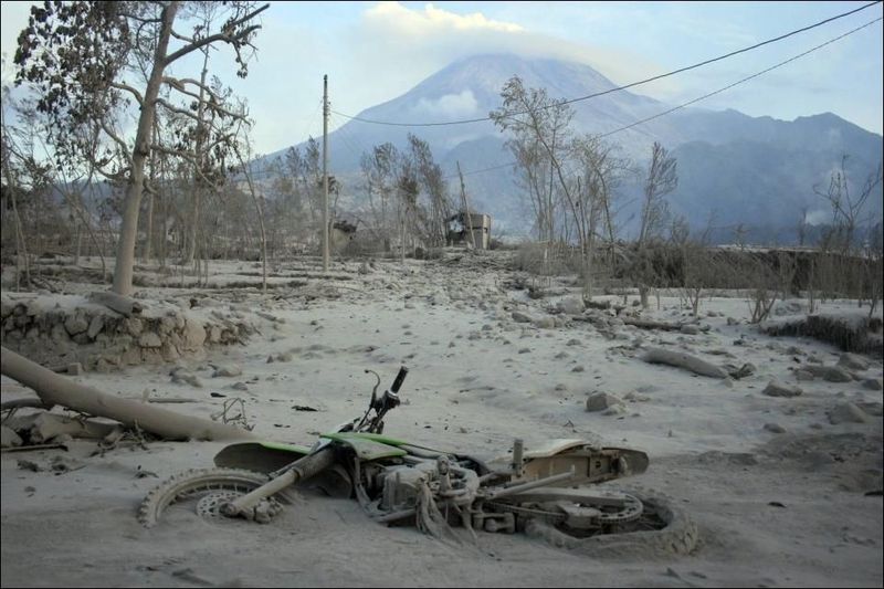 Индонезия испытала тройной удар стихии (21 фото)