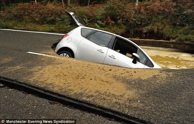 Девушка на автомобиле провалилась под землю (4 фото)