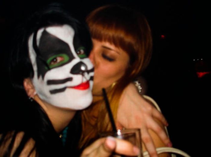 Шикарные девушки целуются на вечеринках, посвященных Хэллоуину (62 фото)